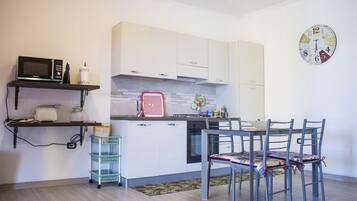 Frigorifero, microonde, forno, piano cottura