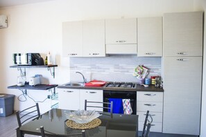 Kühlschrank, Mikrowelle, Ofen, Herdplatte