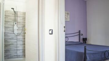 1 habitación, tabla de planchar con plancha y wifi