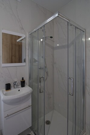 Dusche, Haartrockner, Handtücher, Seife