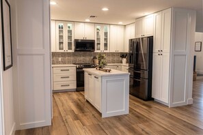 Refrigerador, microondas, horno, placa de cocina