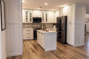 ثلاجة، ميكروويف، فرن، موقد طهي مسطح