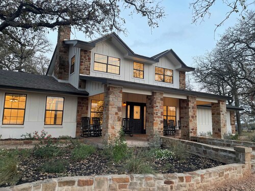 Raymond Ranch -Main & Guest-Sleeps 20 - Fredericksburg Texas Finest