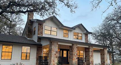 Raymond Ranch -Main & Guest-Sleeps 20 - Fredericksburg Texas Finest