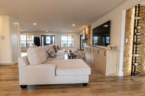 Raymond Ranch -Main & Guest-Sleeps 20 - Fredericksburg Texas Finest