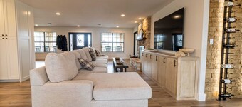 Raymond Ranch -Main & Guest-Sleeps 20 - Fredericksburg Texas Finest