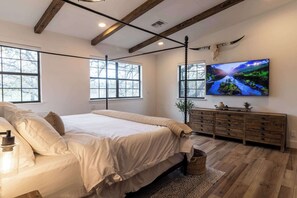 6 bedrooms, desk, iron/ironing board, WiFi