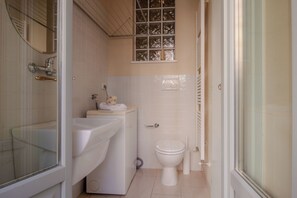 Dusche, Haartrockner, Bidet, Handtücher