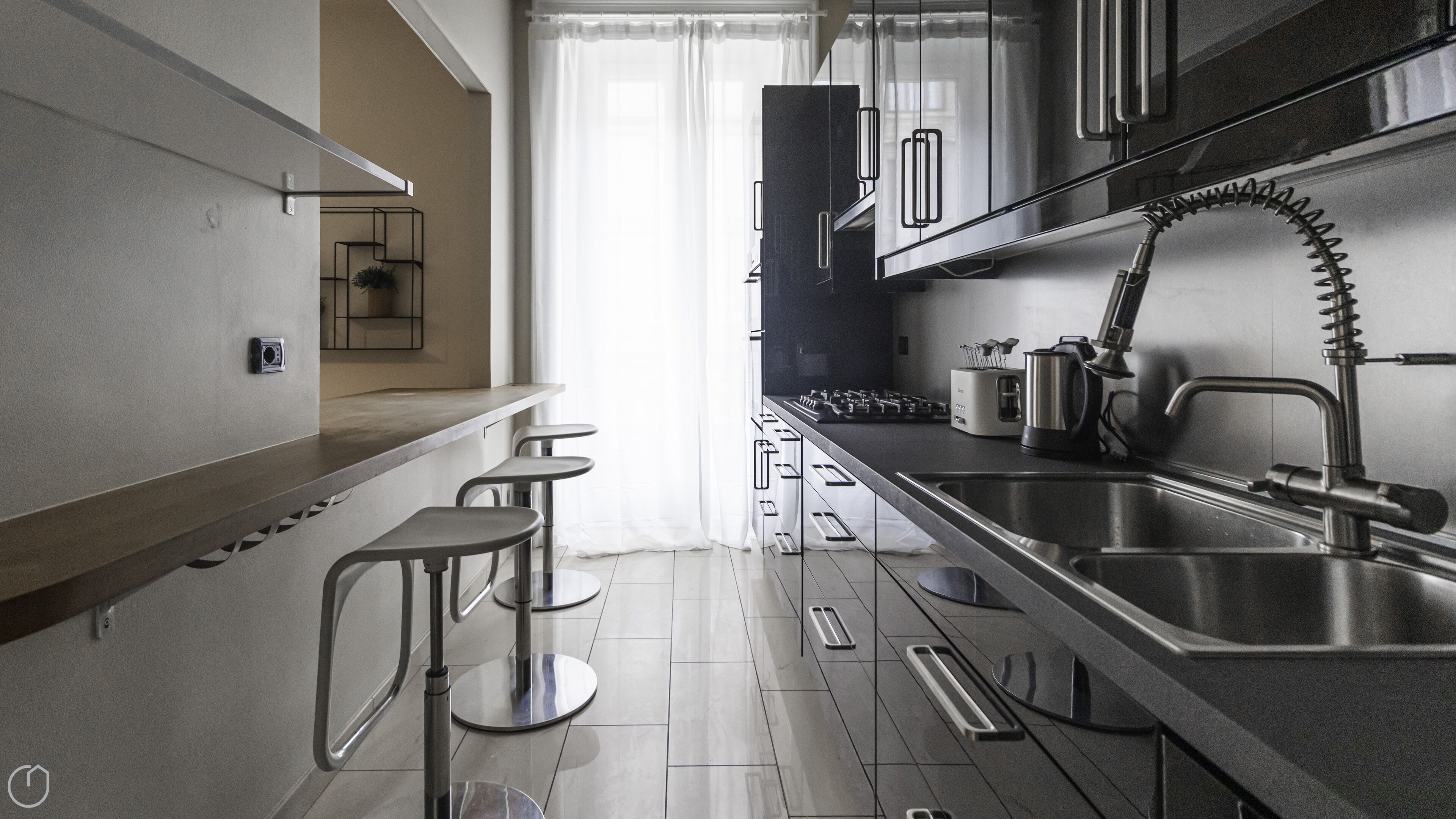 Kühlschrank, Mikrowelle, Herdplatte, Wasserkocher mit Kaffee-/Teezubehör