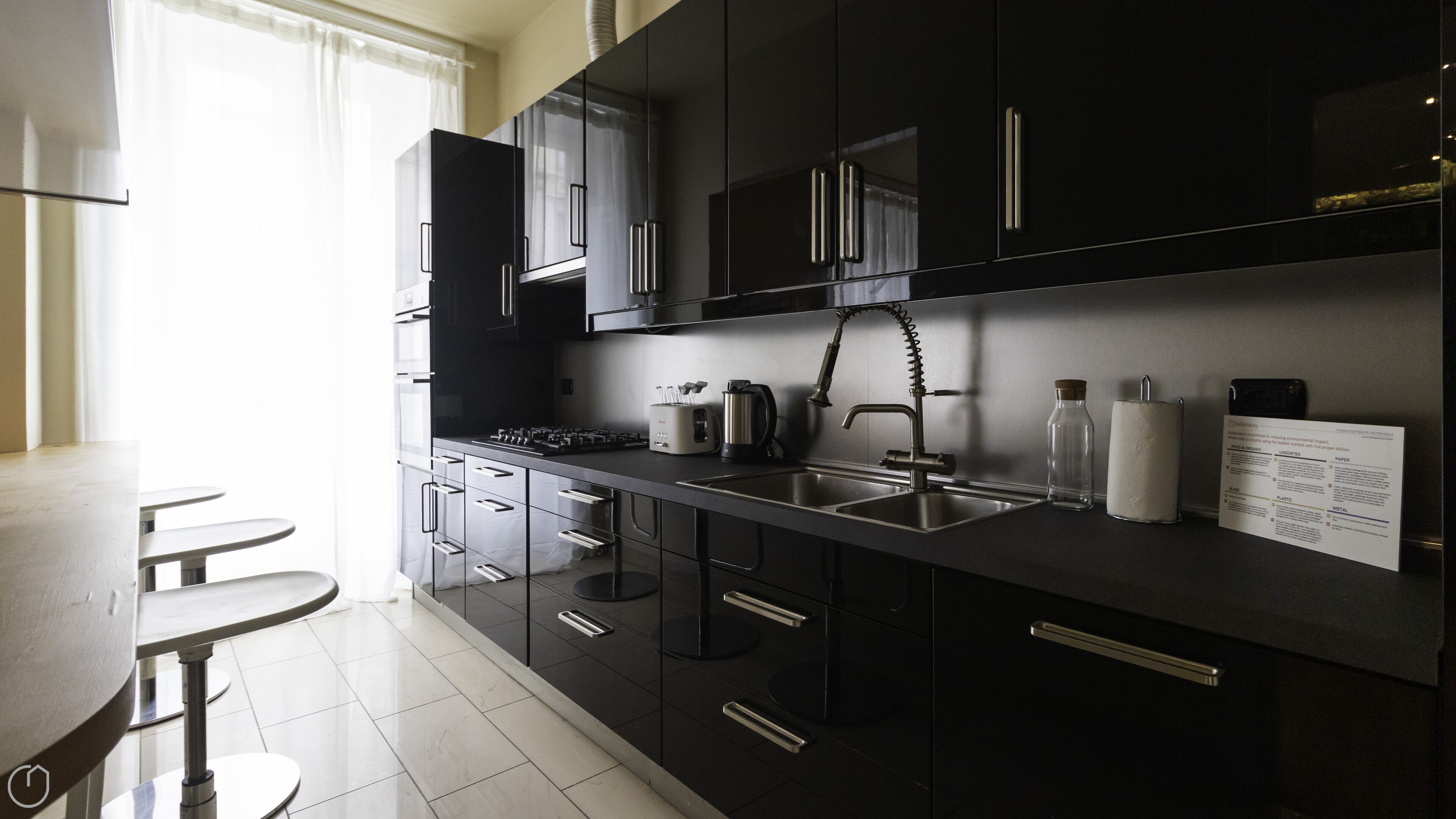 Kühlschrank, Mikrowelle, Herdplatte, Wasserkocher mit Kaffee-/Teezubehör