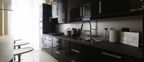 Kühlschrank, Mikrowelle, Herdplatte, Wasserkocher mit Kaffee-/Teezubehör