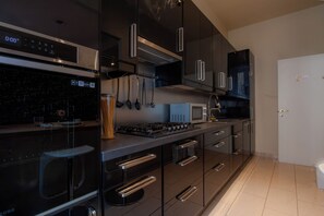 Jääkaappi, mikroaaltouuni, liesi, kahvin-/teenkeitin