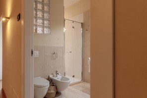 Dusche, Haartrockner, Bidet, Handtücher