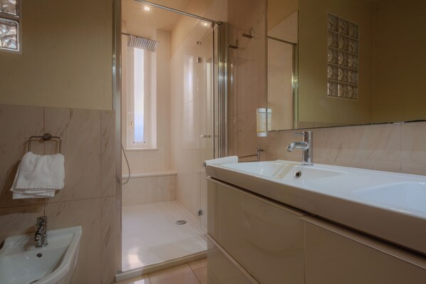 Dusche, Haartrockner, Bidet, Handtücher