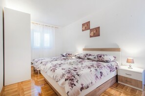 8 bedrooms, WiFi, bed sheets
