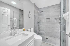 Douche, séchoir à cheveux, serviettes fournies