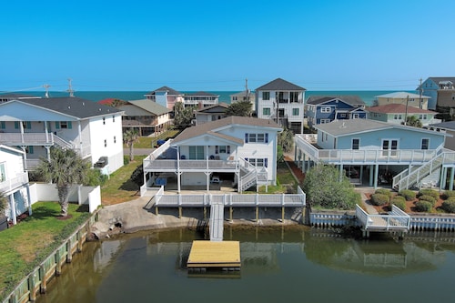 Beautiful waterfront sunset views from deck and dock! 90 sec walk to beach!