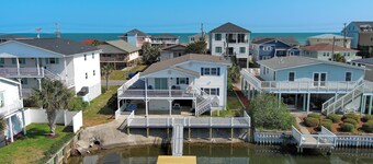 Beautiful waterfront sunset views from deck and dock! 90 sec walk to beach!