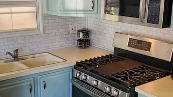 Geladeira, micro-ondas, fogão, cooktop