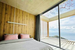 2 dormitorios, caja fuerte, escritorio y tabla de planchar con plancha