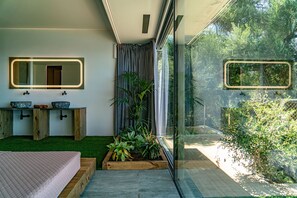 5 bedrooms, in-room safe, desk, iron/ironing board