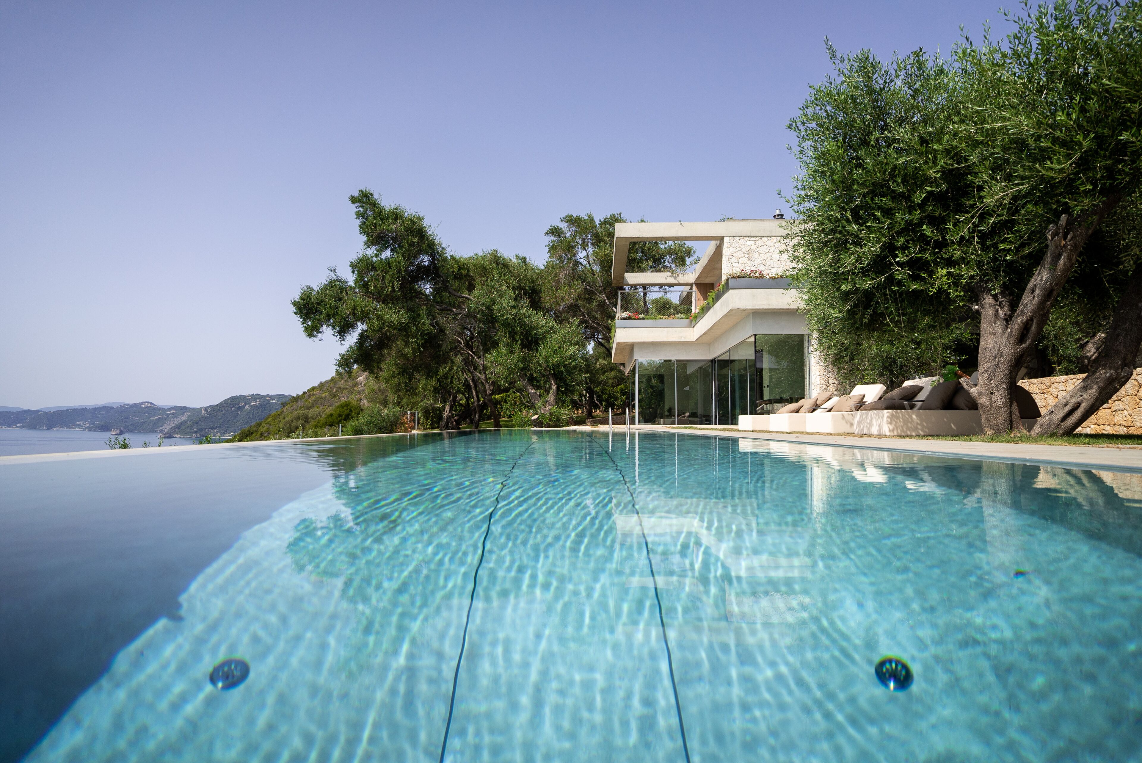 Una piscina con borde infinito