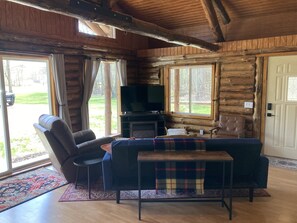 Smart TV, fireplace - Newly remodeled log cabin next to beautiful Wisconsin River- Rivers Edge Cabin (Muscoda)