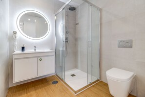 Douche, sèche-cheveux, serviettes fournies, savon