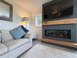 Smart TV, fireplace - Maytree Cottage - 4 Bedroom Holiday Home - Tenby (Tenby)