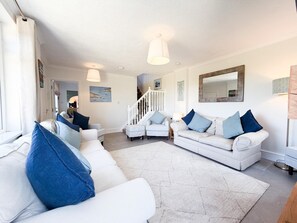 Smart TV, fireplace - Maytree Cottage - 4 Bedroom Holiday Home - Tenby (Tenby)