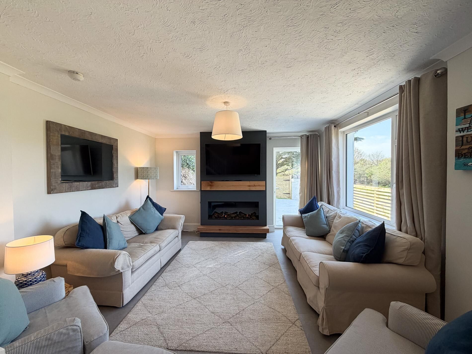 Smart TV, fireplace