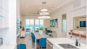 2BR Oceanfront Suite | Khu phòng khách