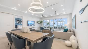 3 Bedroom Pool Suite | Servicio de comidas en la habitación