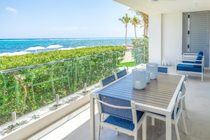 1BR w Den Oceanfront Suite | Terraço/pátio