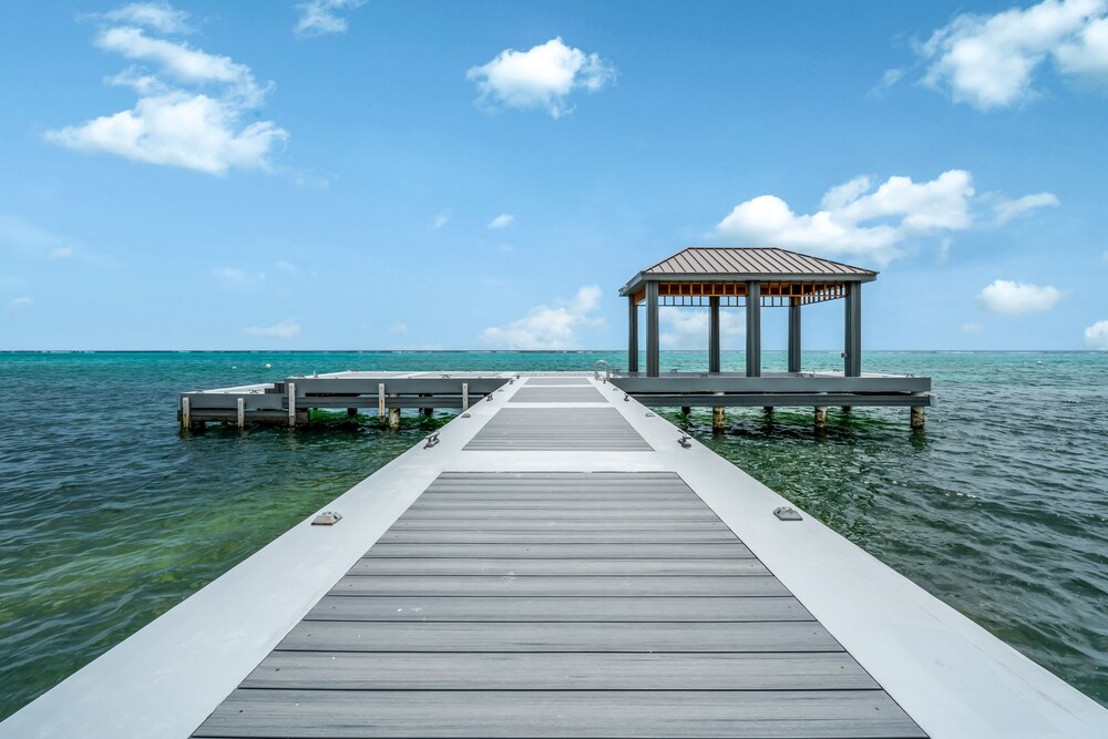 Club Suites at Rum Point Club Residences by null