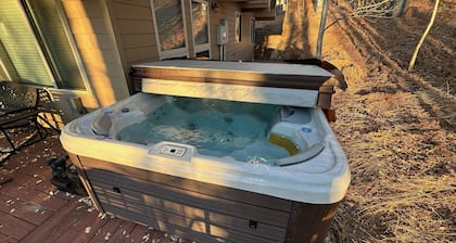 Close to town cabin w/Hot Tub in Steamboat Springs