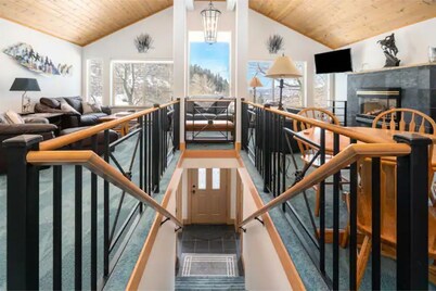 Close to town cabin w/Hot Tub in Steamboat Springs