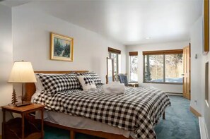 4 bedrooms, iron/ironing board, free WiFi, bed sheets