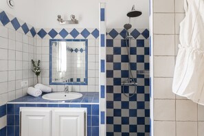 Dusche, Haartrockner, Seife, Toilettenpapier