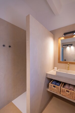 Douche, séchoir à cheveux, savon, papier de toilette