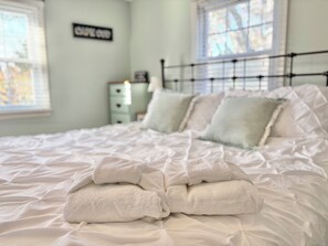 4 soverom, skrivebord, strykejern/-brett og reiseseng for barn