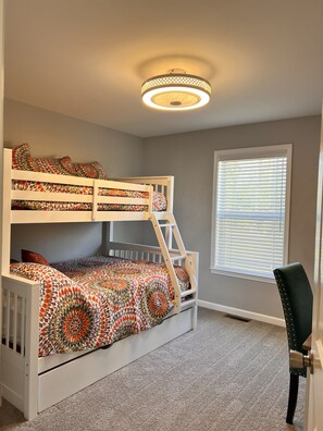 3 عدّة غرف نوم ومكتب ومكواة/لوح كي وسرير سفر