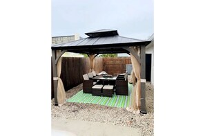 Outdoor dining - Bruce's Island House- Hot tub and Close to Beach (Jensen Beach)