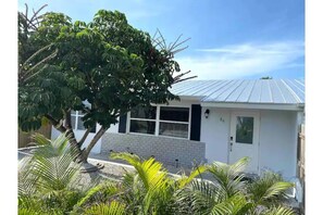 Exterior - Bruce's Island House- Hot tub and Close to Beach (Jensen Beach)