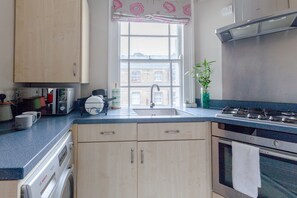 Basic Apartment, Multiple Beds | Private kitchen | Fridge, microwave, oven, stovetop - Spacious & Central 2BD Flat in Pimlico (London)