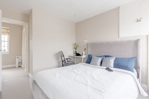 Basic Apartment, Multiple Beds | 2 bedrooms, laptop workspace, iron/ironing board, bed sheets - Spacious & Central 2BD Flat in Pimlico (London)