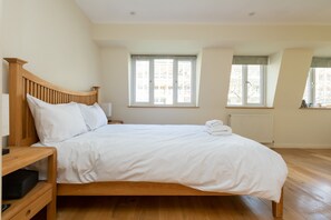 Casa básica, várias camas | 3 quartos, ferros/tábuas de passar roupa, roupa de cama