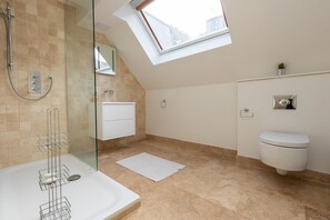 Basic House, Multiple Beds | Bathroom | Free toiletries, hair dryer, towels, soap
