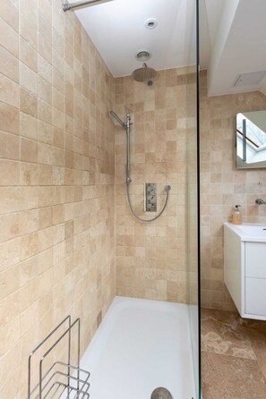 Maison, plusieurs lits | Salle de bain | Articles de toilette gratuits, sèche-cheveux, serviettes fournies, savon