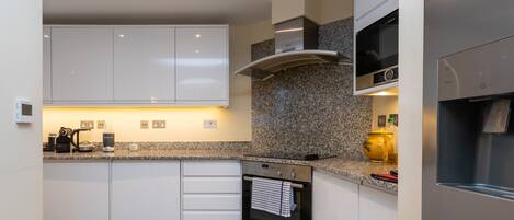 Perustalo, useita sänkyjä | Yksityinen keittiö | Jääkaappi, uuni, liesi, kahvin-/teenkeitin